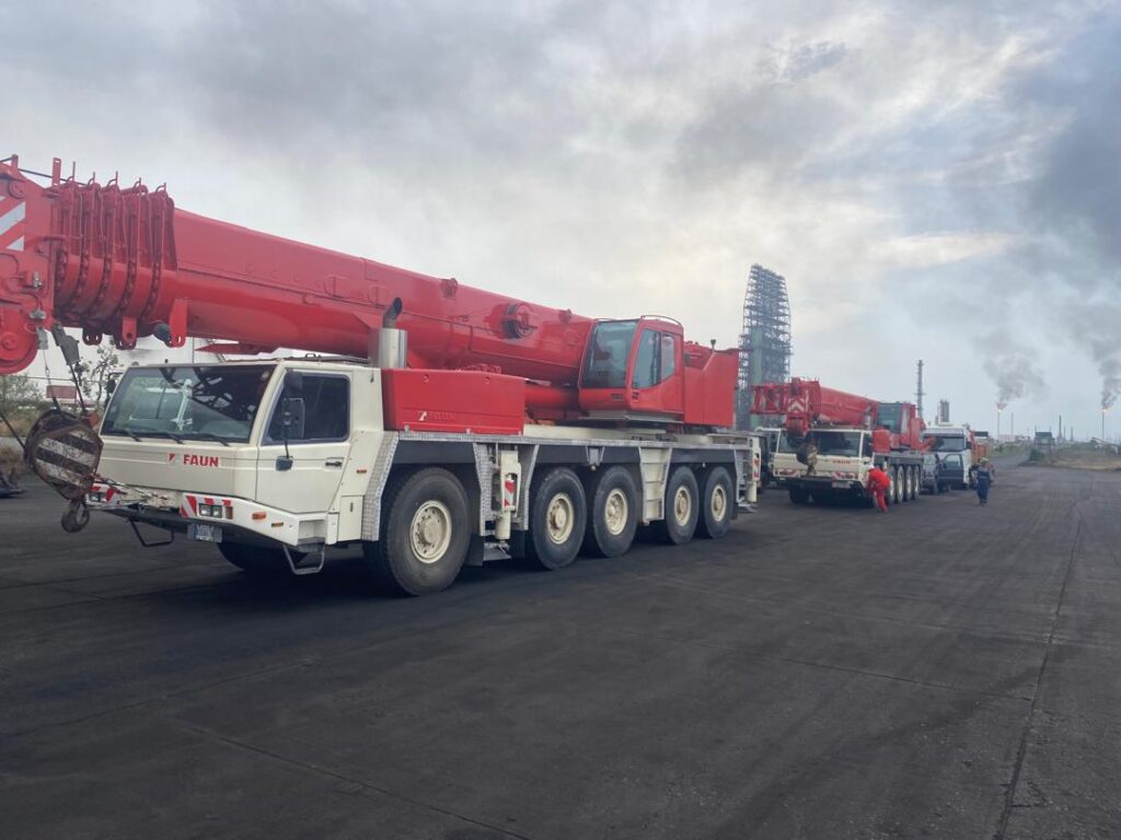 Flota de grúas telescópicas Special Truck en campo petrolero