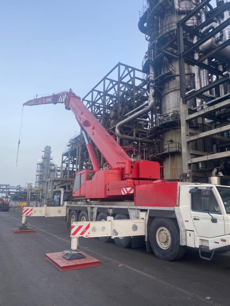 4 Camión grúa articulado Pickman con outriggers extendidos en planta