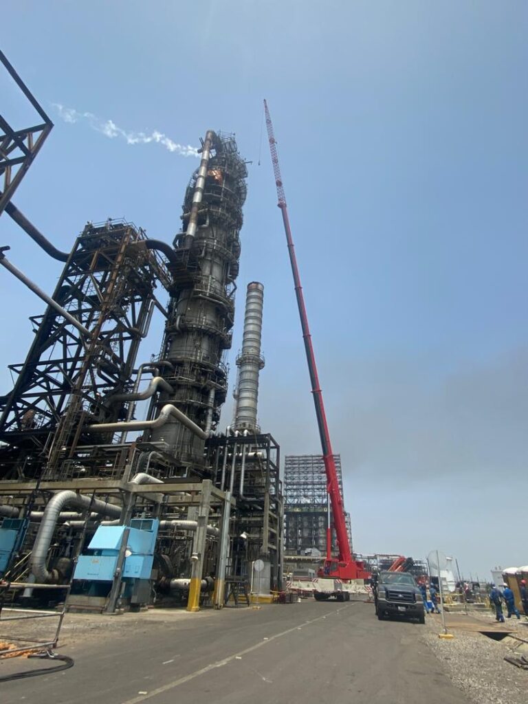 Grúa telescópica de alto tonelaje en Centro de Refinación Paraguaná CRP