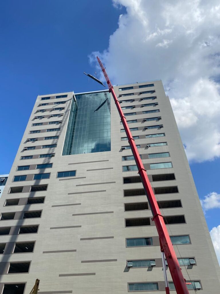 Grúa telescópica operando en edificio corporativo de Caracas Venezuela