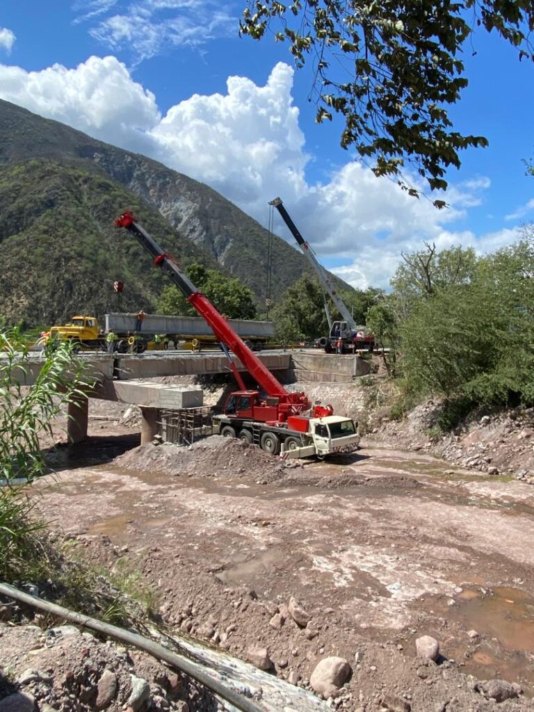Grúa Special Truck operando en interior de refinería venezolana