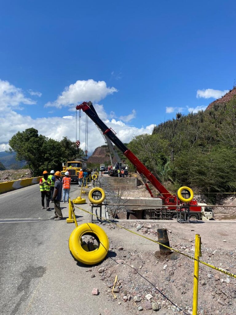 Grúa telescópica operando en planta industrial Valencia Carabobo Venezuela