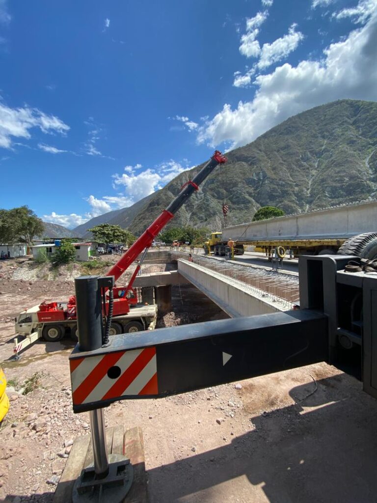 Posicionamiento de vigas en puente con grúa telescópica Special Truck