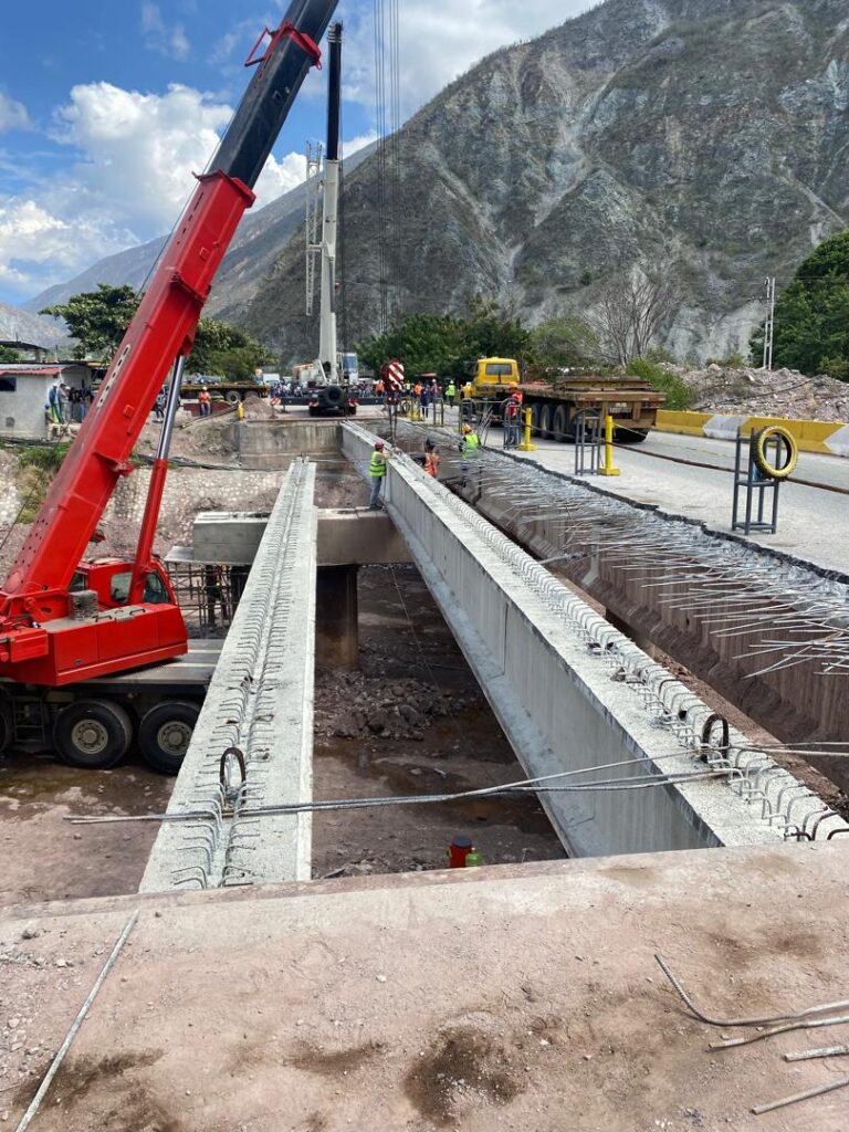 Camión grúa articulado operando en refinería Puerto La Cruz Venezuela