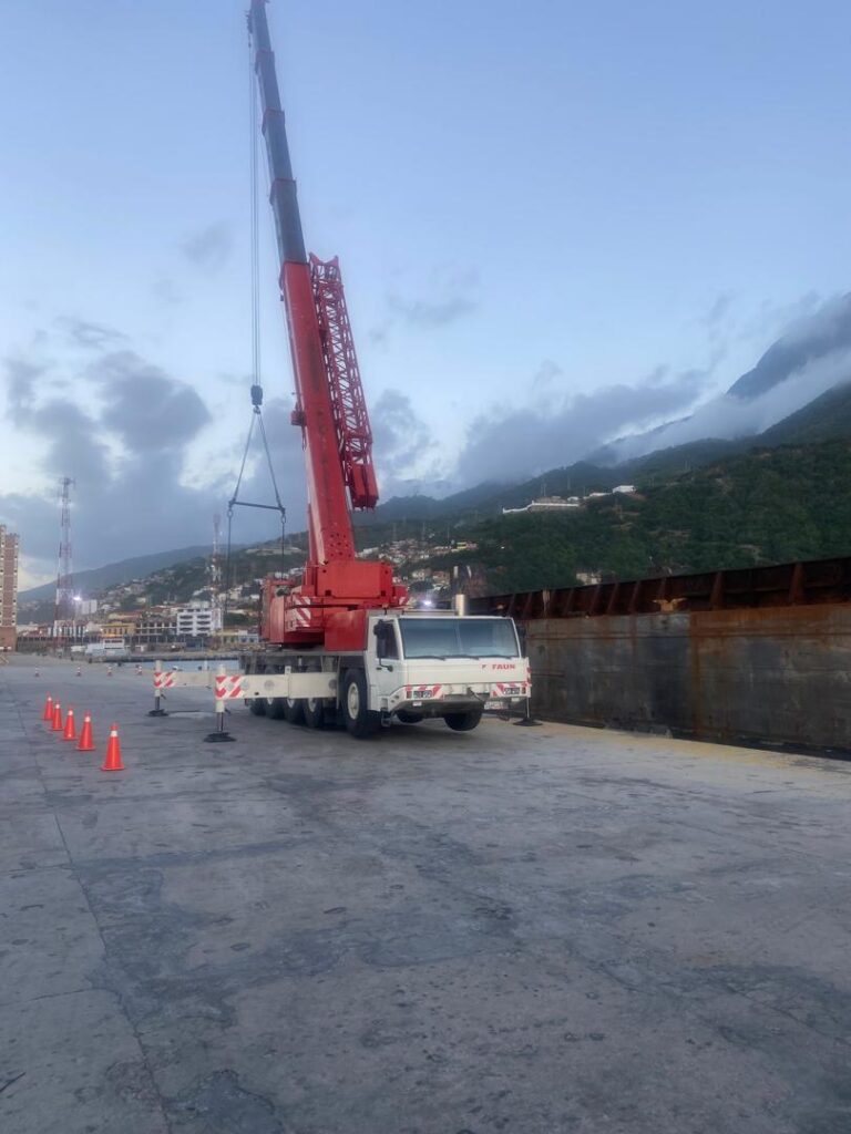 Grúa telescópica en muelle de La Guaira Venezuela